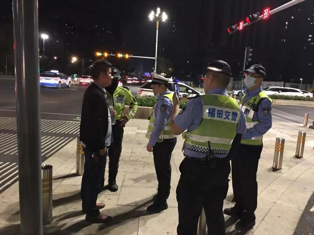 “醒醒！”深夜路口，驾驶员竟然在车里睡着了……