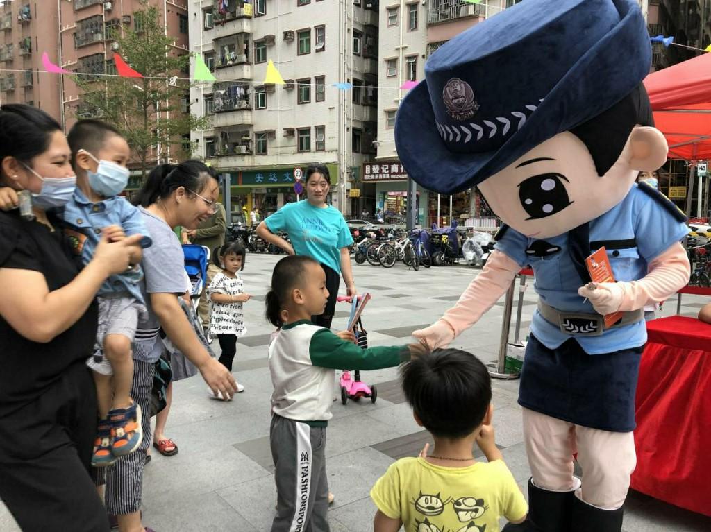 “树立防范意识，缔造幸福人生” 黄贝岭社区举行安全宣传活动“小手拉大手”户外宣传