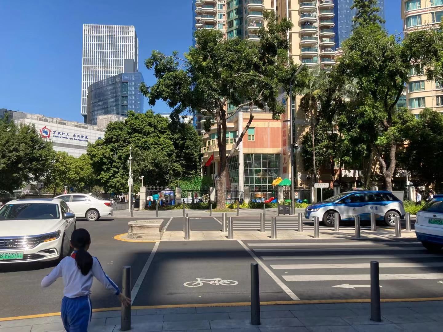 福新小学附近路口缺红绿灯和警示标识，市民呼吁尽快完善相关设施