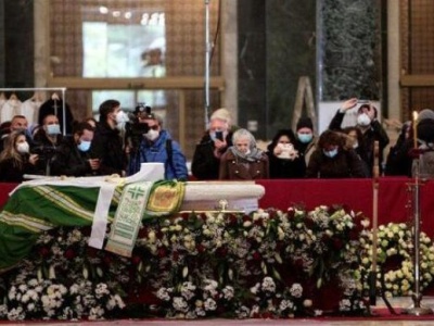 塞尔维亚牧首感染新冠去世，数千人参加葬礼不少人未佩戴口罩