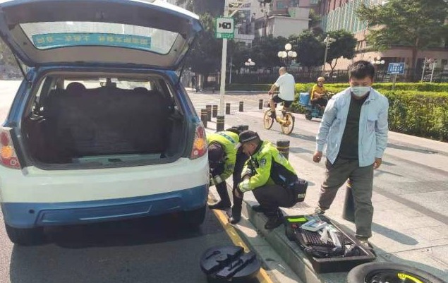 路遇抛锚出租车，罗湖铁骑暖心相助