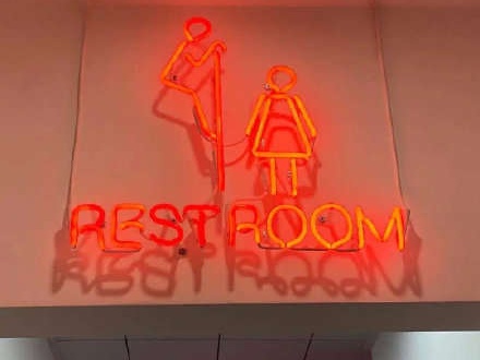 洗手间标志设计成偷看女性，上海网红粤菜馆惹众怒