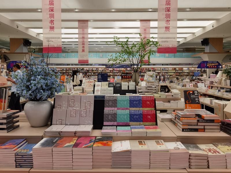 来逛露天图书夜市！第二届深圳书展今日开幕