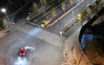 两男子新买法拉利跑车，深夜在上海市区漂移甩尾被行拘5日