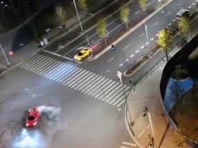 两男子新买法拉利跑车，深夜在上海市区漂移甩尾被行拘5日