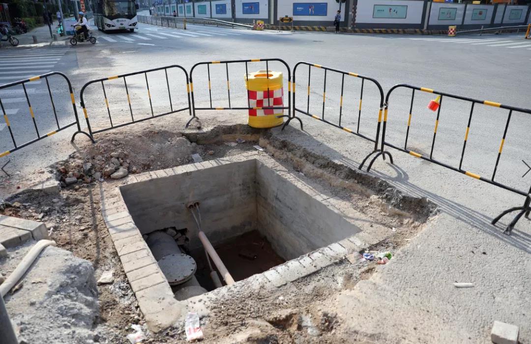 深圳一道路现2米“大坑”，施工防护不足引担忧！部门紧急出动