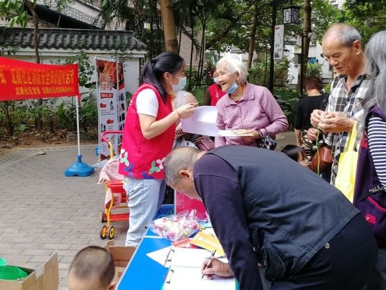 宝安石岩街道龙腾社区多形式开展全国消防安全日宣传活动