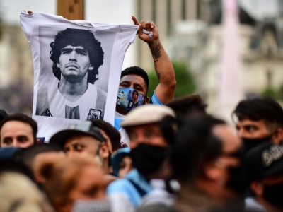 百万阿根廷人送别马拉多纳，悼念现场球迷与警察发生冲突