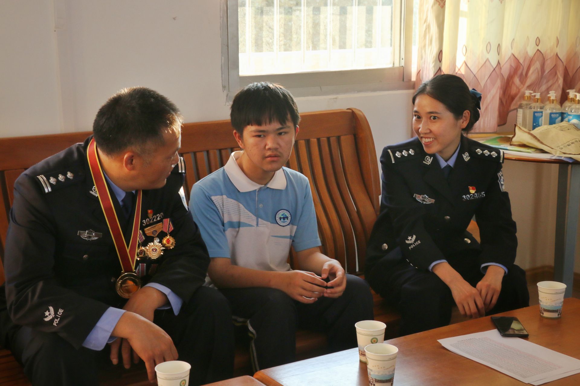 黄平：“十大国门卫士”的扶贫助学行
