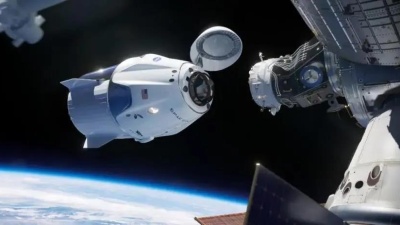 美国载人“龙”飞船与国际空间站对接
