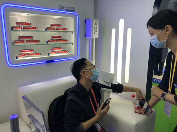 无人接种舱亮相进博会：自助接种疫苗，公卫医师远程支持