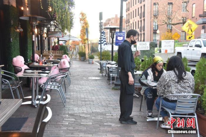 美国单日确诊病例连续两周超10万 多州收紧防疫措施