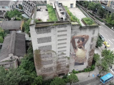 巨幅墙绘现身重庆街头 两百平米画幅演绎成长故事