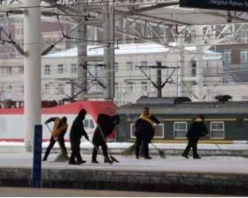 雨雪冰冻天气致多趟列车停运，铁路部门：退票改签不收费