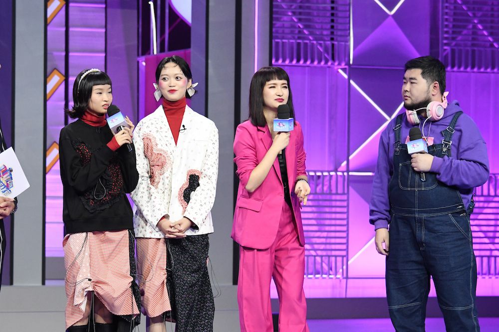 今晚，《蓝莓孵化营》七大战队演绎“碰撞”主题短视频