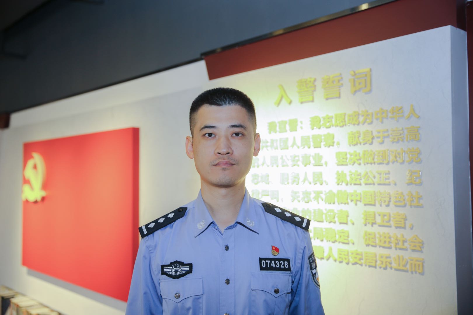 每日警星 | 李猛：让党旗在战疫一线飘扬