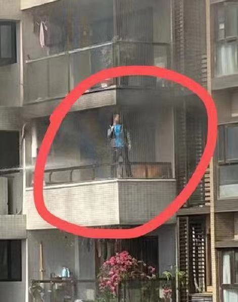 危急！龙岗一小区起火住户被困阳台 深圳消防：已救出 无人员伤亡