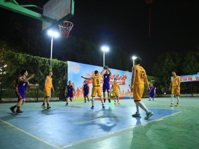 凤凰街道政企同台竞技篮球增进友谊