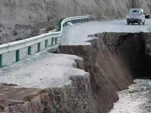 青海恰龙公路一路段受湖水冲刷塌陷，路段已封闭通行时间待定