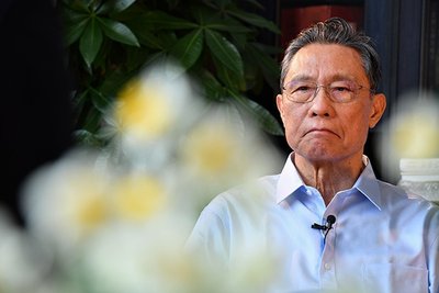 钟南山认为信息通讯技术为疫情防控提供强大支撑，要坚持全世界携手抗疫