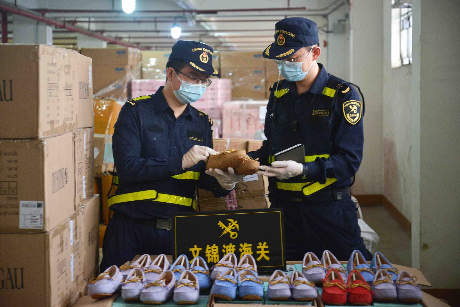 （罗湖）文锦渡海关查获侵权“UGG”鞋470双