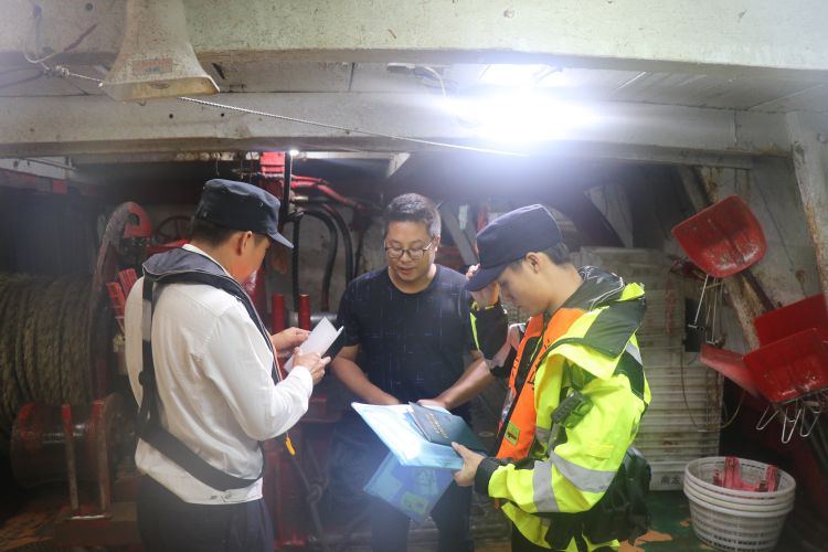 深圳海洋综合执法支队发挥信息化监管作用  夜间成功查获违规作业渔船