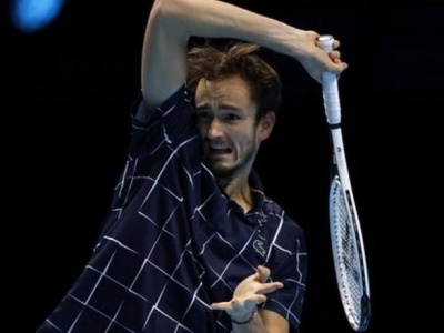 梅德韦德夫2-1战胜蒂姆，首次夺得ATP年终总决赛冠军