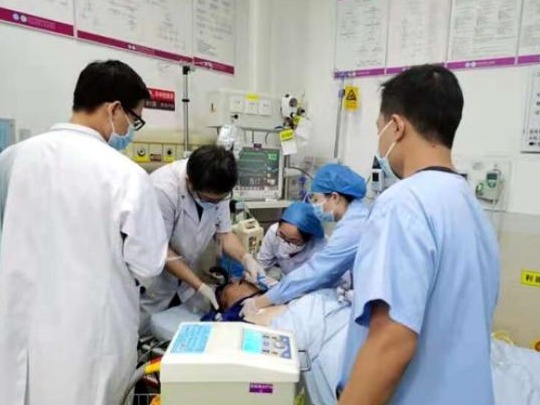 男子上班期间突发心脏骤停，身边的他及时出手了