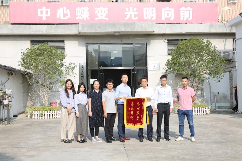 暖心清拆获锦旗麦当劳为光明大街市政工程项目组送上锦旗