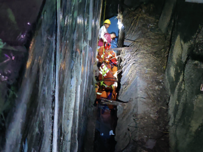 深圳一男子施工时不慎坠入7米深沟，深圳消防40分钟紧急救援