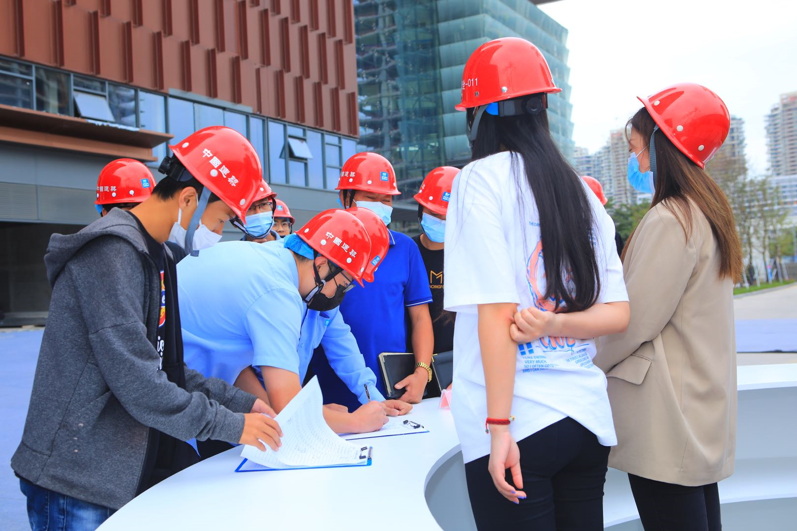 弘扬宪法精神，巩固普法阵地——市住建局积极开展普法宣传进工地活动
