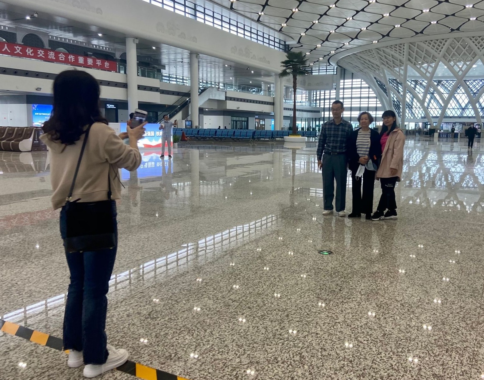 江门站售票运行首日，“铁粉”排队尝鲜