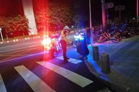 凌晨一男子醉卧马路 罗湖交警及时除隐患