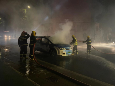 电动出租车凌晨起火，深圳消防紧急出动