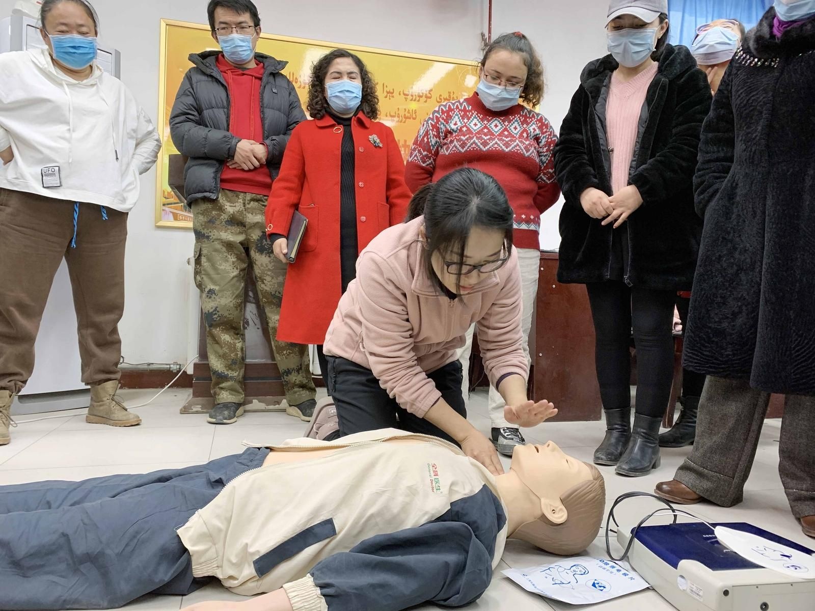 深圳援疆医疗队员为喀什乃则尔巴格镇干部开展心肺复苏急救培训
