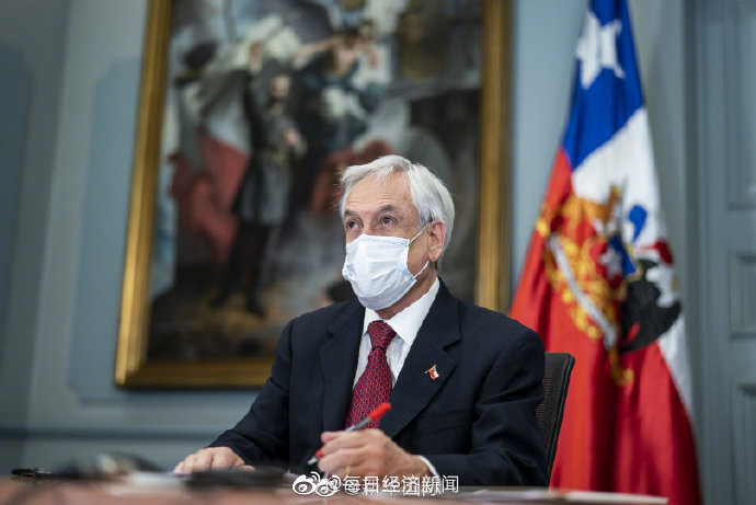 未戴口罩与市民合影，智利总统被罚3500美元并道歉