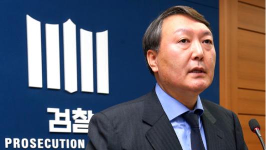 韩国法院叫停检察总长停职命令，文在寅约谈法务部长