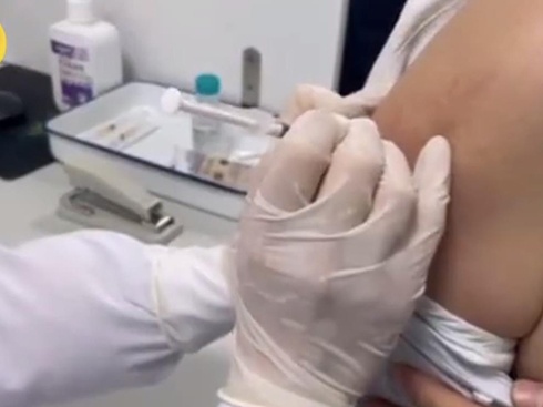 陕西首针新冠病毒疫苗完成接种，重点人群接种工作全面启动