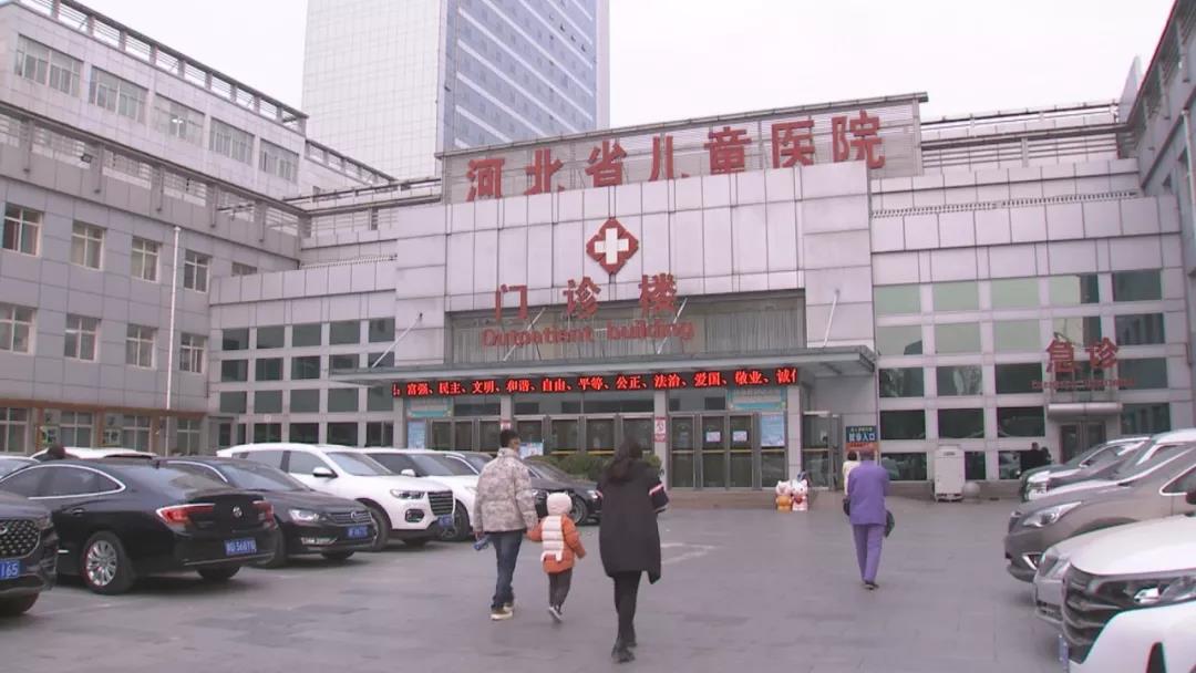 女婴坠楼受伤，父亲拒绝住院治疗！警方立案！