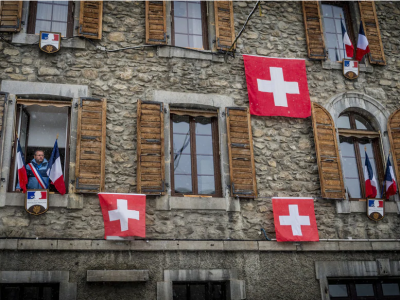 法国为抗疫关闭滑雪场，滑雪胜地市政厅改挂瑞士国旗表抗议