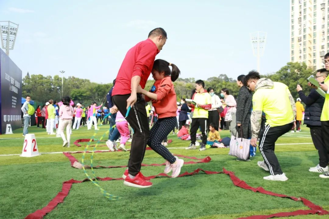 是时候展示真正的技术啦，福田区300居民上演跳绳“绝技”