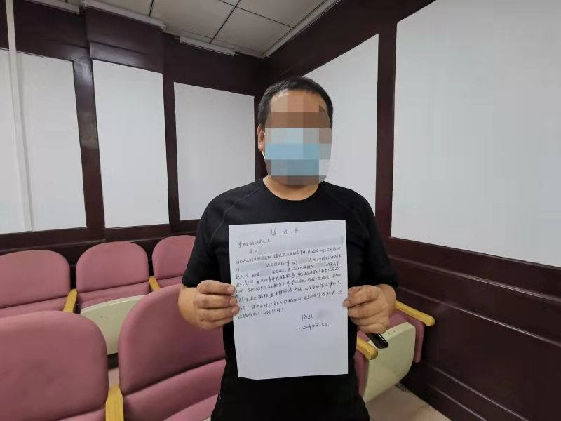 旁听者当起了原告，二人儿戏法院庭审被罚款！