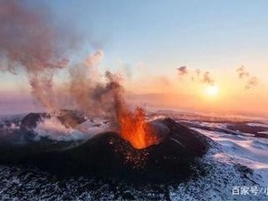 欧亚大陆最高火山再度“苏醒” 喷发灰柱高达6000米