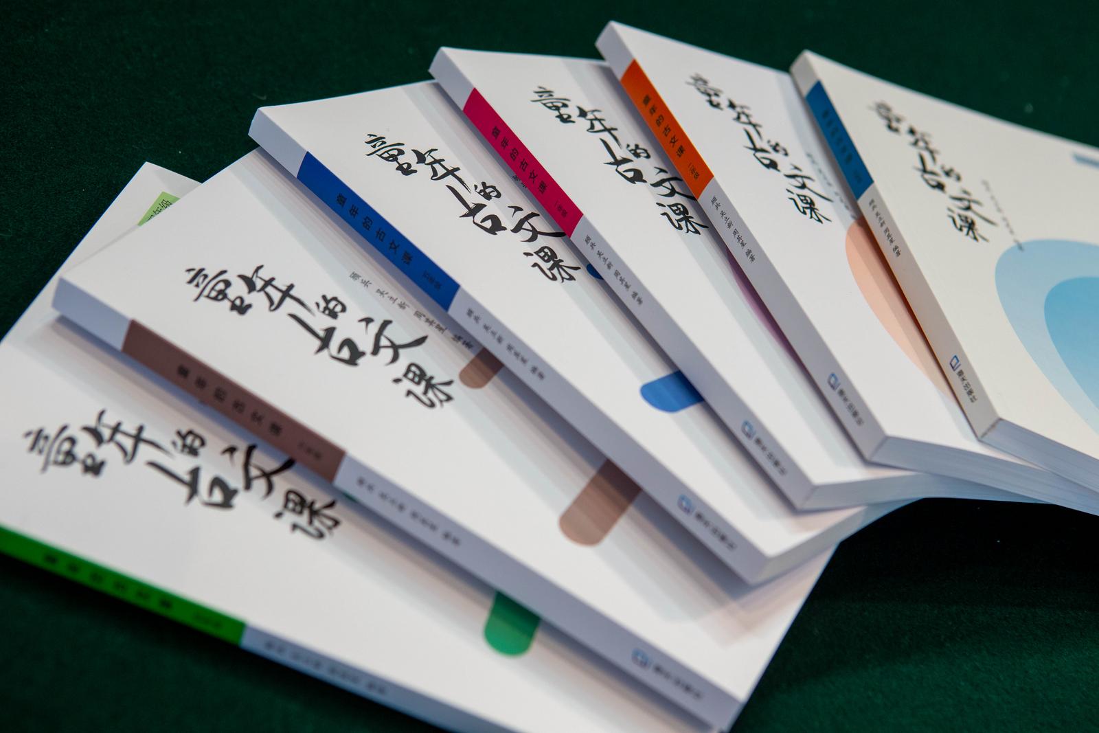 为小学生量身定制，近30位深实小学部教师参与编写的《童年的古文课》在深首发