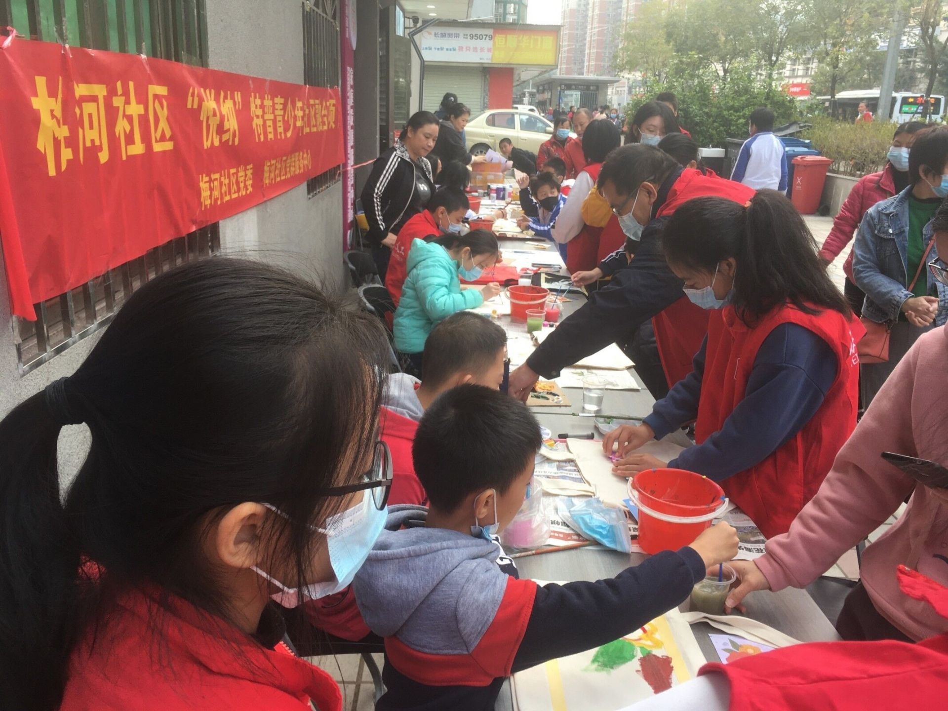 梅河社区举行特普青少年融合绘画活动