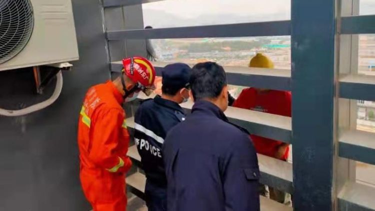 跳楼讨薪不可取 光明5名男子扰乱公共秩序被拘留
