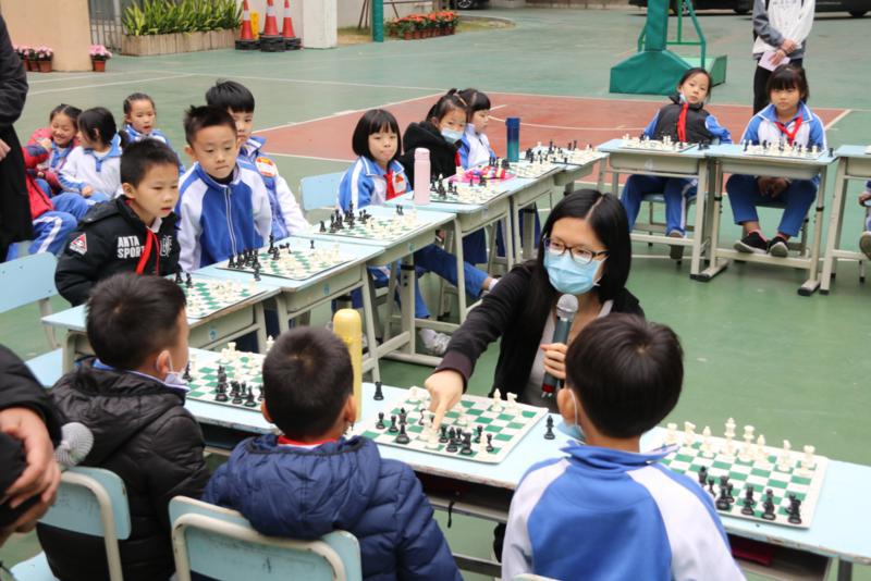 世界棋后侯逸凡来了！与人民小学学生展开精彩“车轮战”