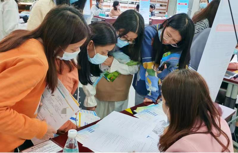 就业“大礼包”送进辖区大学 龙城街道在信息职业技术学院举办本地企业招聘会