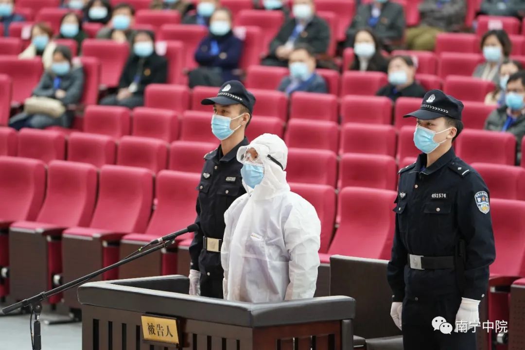 广西一出纳受审：被控贪污挪用公款1.69亿用于包养情人购车等