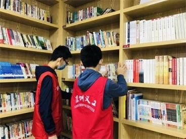 东晓街道松泉社区“整理图书角”青少年志愿活动  